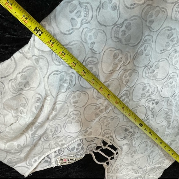 I’m in Love with Derek Heart skull tee shirt, 3X - Picture 9 of 9